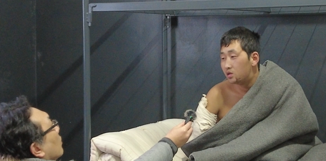 우크라이나 군에게 포로로 잡힌 북한 군인 리모씨가 2025년 2월 키이우 포로수용소에서 정철환 조선일보 기자와 인터뷰하고 있다. /정철환 제공