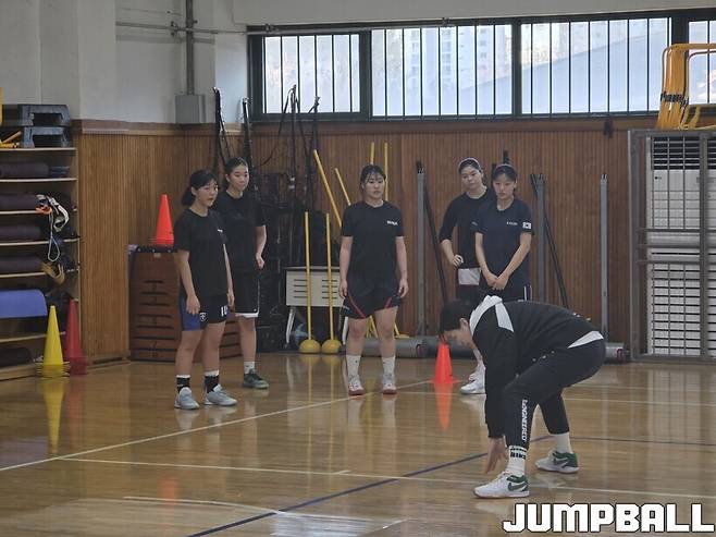 ▲ 수비 훈련. 고아라 코치가 직접 시범을 보이고 있습니다.
