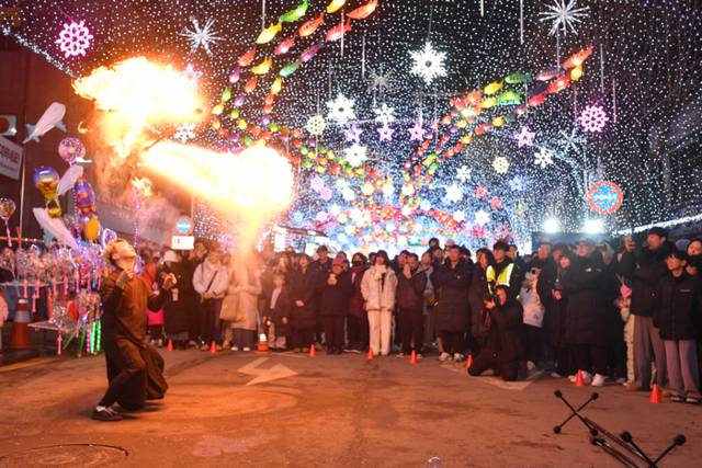 ▲ 2026 화천산천어축제는 얼음낚시뿐 아니라 다양한 체험 프로그램으로 축제의 재미를 더하고 있다. 선등거리 공연 모습.