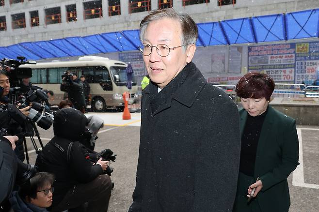한동수 더불어민주당 윤리심판원장이 지난 12일 서울 여의도 중앙당사에서 열린 윤리위원회에 참석하기 위해 건물로 들어서고 있다. 연합뉴스