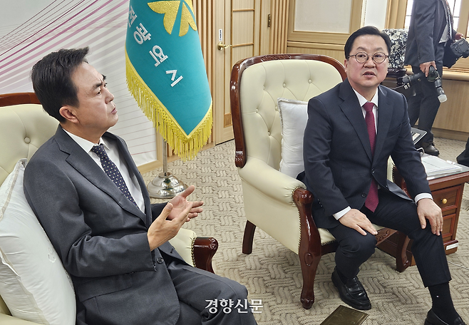 이장우 대전시장(오른쪽)과 김태흠 충남지사가 21일 대전시청에서 긴급 회동을 갖고 행정통합 추진 상황에 대한 의견을 나누고 있다. 이종섭 기자