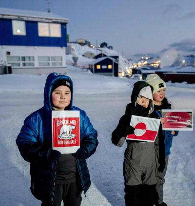 그린란드 아이들도 “안 팔아요” 20일(현지시간) 그린란드 수도 누크에 위치한 미국 영사관 앞에서 아이들이 “그린란드는 판매용이 아니다”라고 적힌 손팻말 등을 들고 있다. AFP연합뉴스
