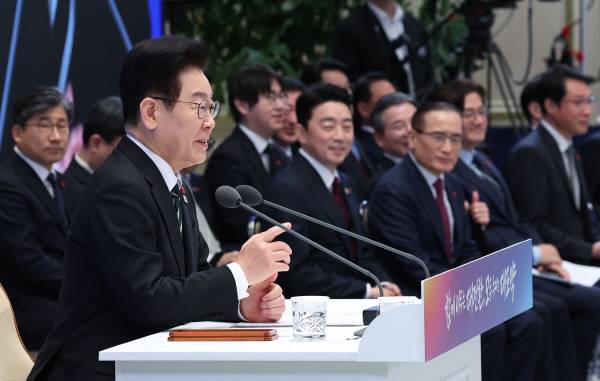 이재명 대통령이 21일 청와대 영빈관에서 열린 신년기자회견에서 발언하고 있다. 연합뉴스