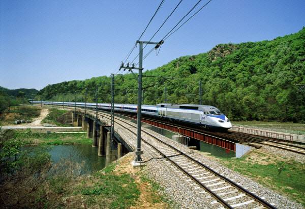 주행 중인 KTX.