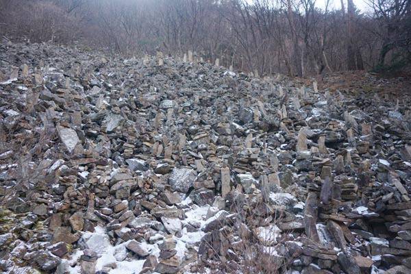 봄이면 진달래·야생화가 어우러져 꽃밭으로 변한다는 조곡골의 꽃밭서덜.