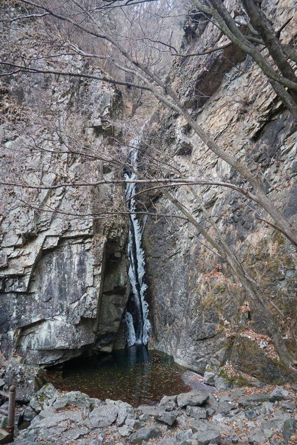 여성의 하반신을 닮았다는 높이 20ｍ 여궁폭포.