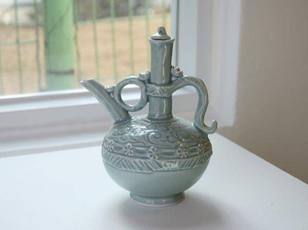 권상인 작가의 영청백자음각문주전자. 산목&휘갤러리 제공