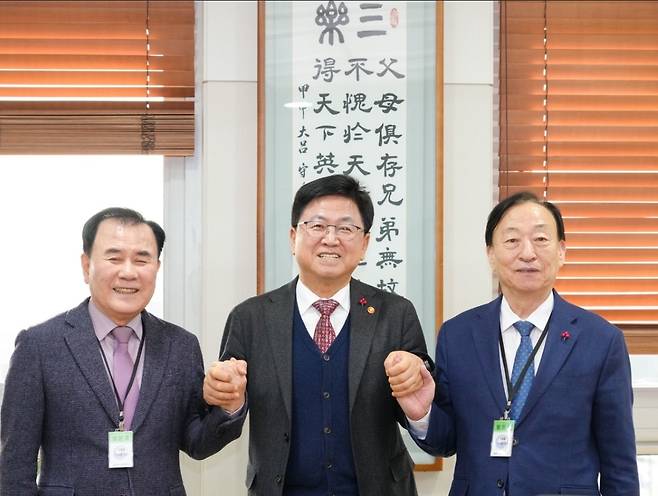 Minister of Education Choi Kyo-jin (center) poses for a photo with the Daejeon Education Superintendent Seol Dong-ho (right) and South Chungcheong Province Education Superintendent Kim Ji-cheol at the Sejong Government Complex, after discussing the impact of administrative integration on education on Jan. 13. (Yonhap)