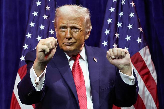 U.S. President Donald Trump gestures as he addresses House Republicans at their annual issues conference retreat at the Kennedy Center, renamed the Trump-Kennedy Center by the Trump-appointed board of directors, in Washington, D.C. on Jan. 6. [REUTERS/YONHAP]