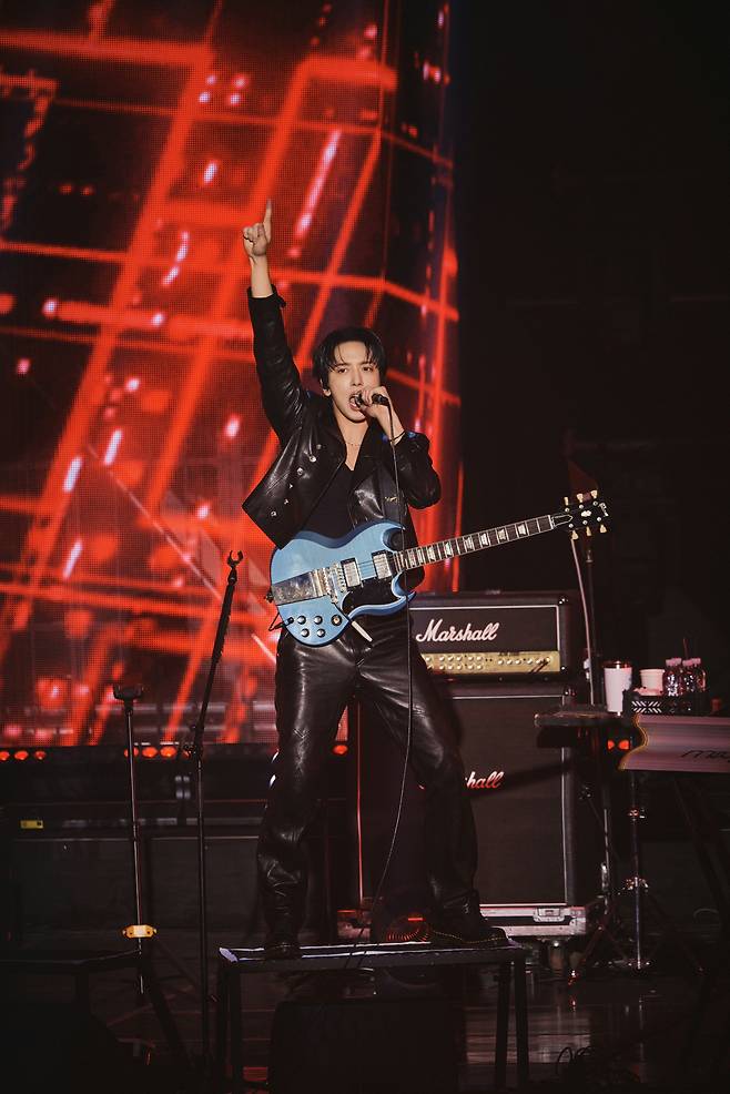 Jung Yong-hwa of rock band CNBlue performs during the ″3LOGY″ show at ticketLINK Live Arena in Songpa District, southern Seoul, on Jan. 18. [FNC ENTERTAINMENT]