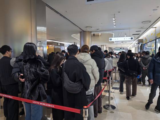 Customers queue for Dubai chewy waffles at the Lotte Jamsil in Southern Seoul on Jan. 18 [CHO YONG-JUN]