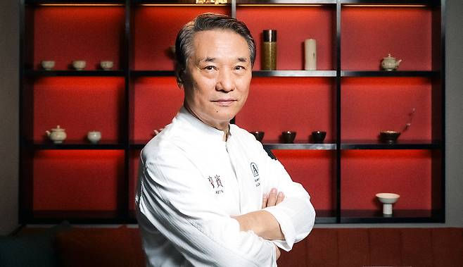 Hu Deok-juk, 76, is an active chef with 58 years of experience. Known as a living witness to Korea’s Chinese cuisine, he appears on the recently concluded cooking survival show ″Culinary Class Wars″ season 2. [KANG JUNG-HYUN]