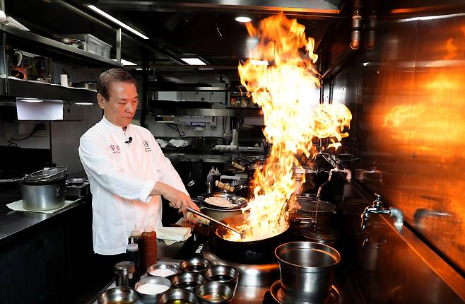 Chef Hu Deok-juk grips a wok in the Haobin kitchen. He says, “Chinese chefs have to battle over the fire and the wok, so we can never let our guard down.” [KANG JUNG-HYUN]