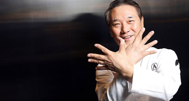 The hands that made Chef Hu Deok-juk a legend. His hands are small, with thick fingers. [KANG JUNG-HYUN]