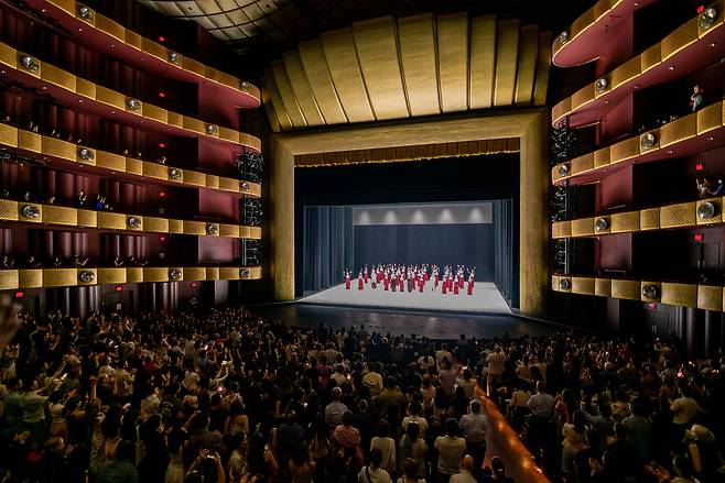 A 2023 performance of ″One Dance″ by the Seoul Metropolitan Dance Theatre in New York [AHN HYO-JIN]