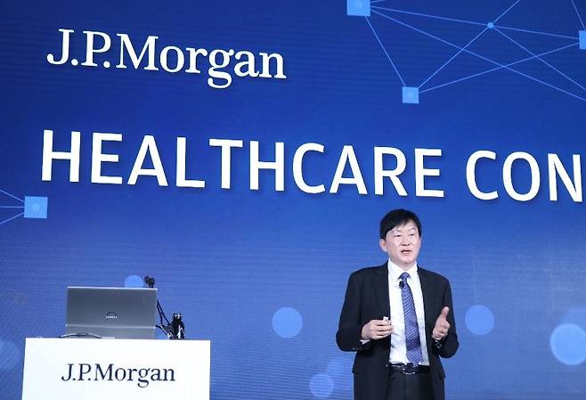 Samsung Biologics CEO John Rim delivers his keynote speech outlining the company's future road map at the 44th J.P. Morgan Health Care Conference held at Westin St. Francis Hotel in San Francisco on Jan. 13. [SAMSUNG BIOLOGICS]