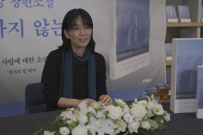 Han Kang speaks at a media conference for the release of her novel, ″We Do Not Part″ (2021), on Sept. 7, 2021. [MUNHAK DONGNE]