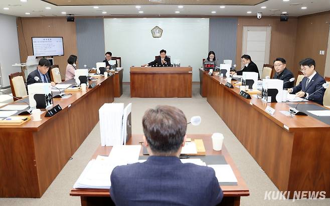 충남도의회 보건복지환경위원회는 21일 제363회 임시회 1차 회의를 열고 인구전략국 소관 조례안 심사 및 2026년 첫 주요업무계획을 보고 받았다.&nbsp;