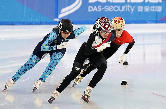 한국 쇼트트랙 대표팀의 이소연(가운데)이 지난해 하얼빈 동계아시안게임 여자 500m 준결승에서 질주하고 있다. 이소연은 2026 밀라노·코르티나담페초 동계올림픽 여자 3000m 계주에서 메달 획득을 노린다. 뉴시스
