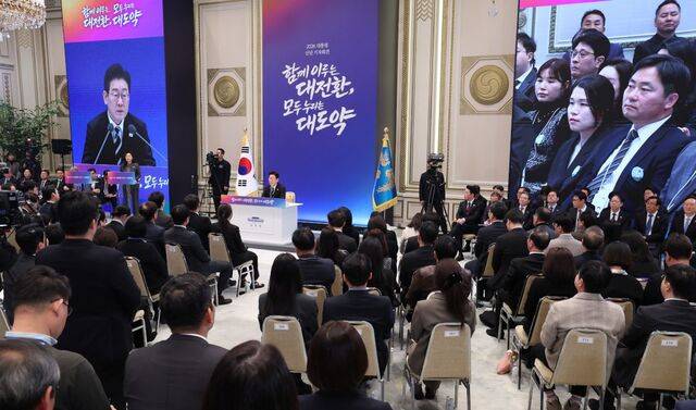 이재명 대통령이 21일 청와대 영빈관에서 열린 2026 신년 기자회견에서 기자단 질문에 답하고 있다. 이 대통령은 이혜훈 기획예산처 장관 후보자 인사청문회 개최 난항을 두고 “통합 인사의 필요성을 용인해 달라”고 호소했다. 김지훈 기자