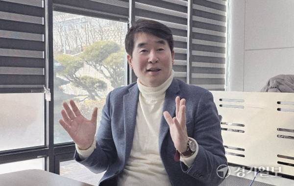 강준모 전 포천시의회 부의장이 오는 6월 지방선거 포천시장 출마를 공식화하며 인터뷰를 하고 있다. 손지영기자