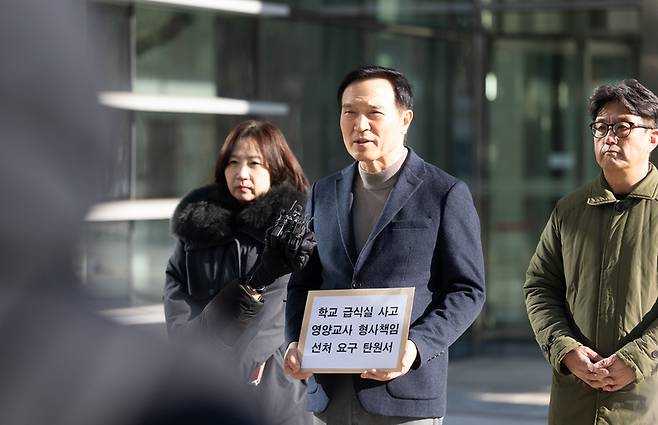 임태희 경기도교육감이 21일 수원지검에 탄원서를 내기 전 기자 질문을 받고 있다. / 사진제공 : 경기도교육청