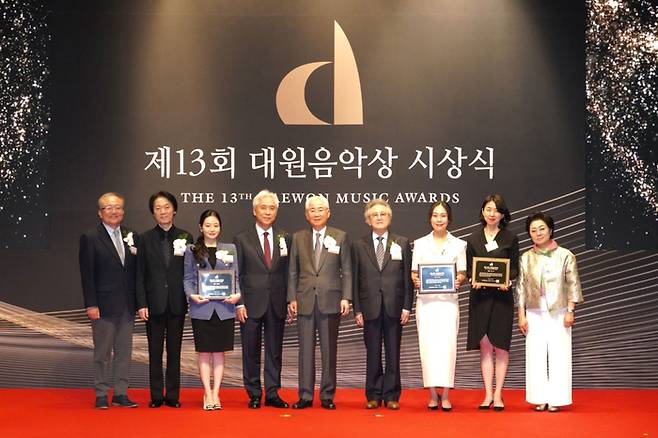 지난 2024년 제13회 대원음악상 시상식에서 김일곤 이사장(가운데)과 피아니스트 손열음(왼쪽 일곱째·대상), 바이올리니스트 김봄소리(왼쪽 셋째·연주상), 이샘 목프로덕션 대표(왼쪽 여덟째·신인상 피아니스트 임윤찬 대리수상) 등이 기념 촬영을 하고 있다. 사진제공=대원문화재단