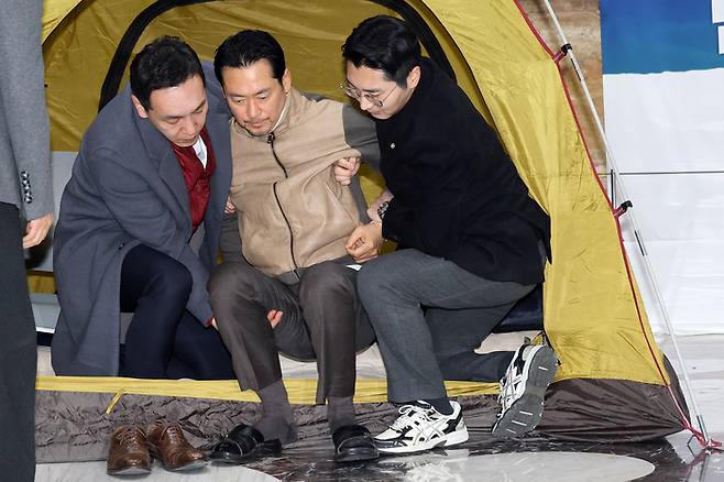 ‘단식 일주일’ 부축받는 장동혁 대표 [연합뉴스]