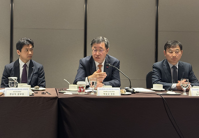 박윤규 정보통신산업진흥원장(가운데)이 21일 서울 서초구 엘타워에서 진행된 2026년 NIPA 사업설명회 관련 기자간담회에서 발언하고 있다. [사진 = 정호준 기자]