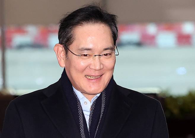 방중 경제사절단 일정을 마친 이재용 삼성전자 회장이 지난 6일 오후 서울 강서구 김포 비즈니스 항공센터(SGBAC)를 통해 귀국하고 있다. [뉴스1]