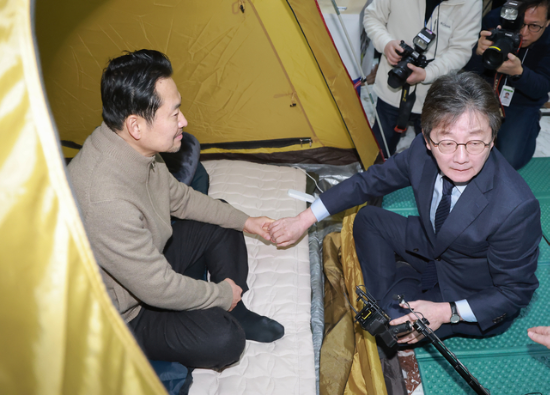 통일교·공천헌금 ‘쌍특검’ 수용을 요구하며 엿새째 단식 농성 중인 장동혁(왼쪽) 국민의힘 당대표가 20일 국회 로텐더홀 단식 농성장을 찾은 같은 당 유승민(오른쪽) 전 의원과 대화하고 있다. (연합뉴스)