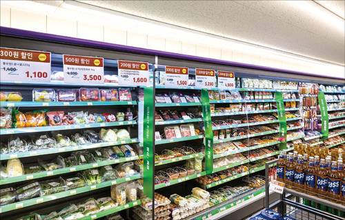 GS25 신선 강화형 매장(FCS) 내부 모습. 각종 채소 등 신선 식자재가 진열돼 있다(위). CU가 운영 중인 ‘장보기 특화점(아래)’. (GS리테일, BGF리테일 제공)