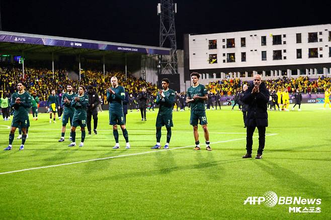 경기 후 노르웨이까지 원정 온 팬들에게 감사 인사를 전하는 맨체스터 시티 선수단. 사진=AFPBBNews=News1