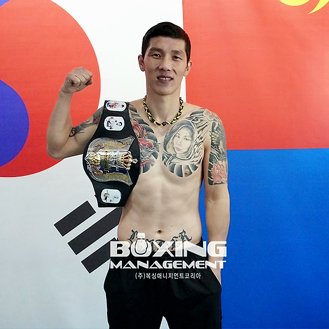아시아 아마추어복싱선수권대회 은메달리스트 멘겐초오시 난딘예르데네가 2024년 1월 사단법인 한국복싱커미션 미들급 챔피언결정전 계체 통과 기념 촬영을 하고 있다. 사진=KBM