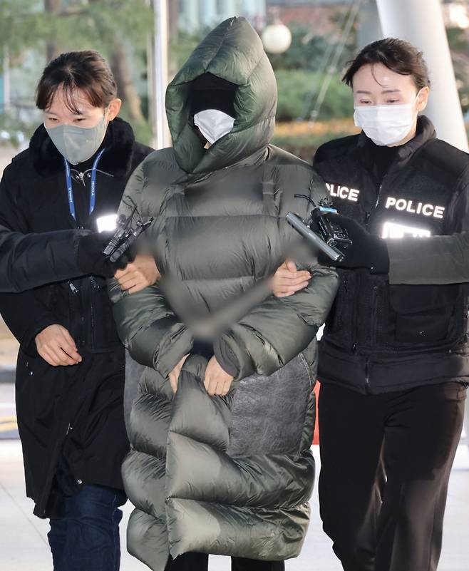 마약 혐의로 경찰 수사 대상에 오른 상황에서 해외로 도피했다가 체포된 남양유업 창업주의 외손녀 황하나 씨가 지난해 12월26일 경기 안양시 동안구 수원지방법원 안양지원에서 열린 구속 전 피의자 심문(영장실질심사)에 출석하고 있다./사진공동취재 (뉴스1)