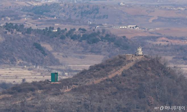 (파주=뉴스1) 김도우 기자 = 북한의 무인기 침투 주장과 관련해 김여정 북한 노동당 부부장은 11일 "무인기를 운용한 적이 없다"는 한국 국방부의 입장 발표를 유의하겠다고 밝히면서도, 군이든 민간이든 한국 영토에서 출발한 이상 국가의 주권 침해라며 한국 정부의 책임을 정면으로 제기했다. 한편, 청와대는 북한이 주장하고 있는 '한국발 무인기 침범 사건'과 관련해 "진상을 규명하고 결과를 신속하게 공개할 것"이라고 설명했다. 사진은 이날 경기 파주시 오두산통일전망대에서 바라본 북한 측 초소 및 대남 확성기. 2026.1.11/뉴스1 Copyright (C) 뉴스1. All rights reserved. 무단 전재 및 재배포, AI학습 이용 금지. /사진=(파주=뉴스1) 김도우 기자