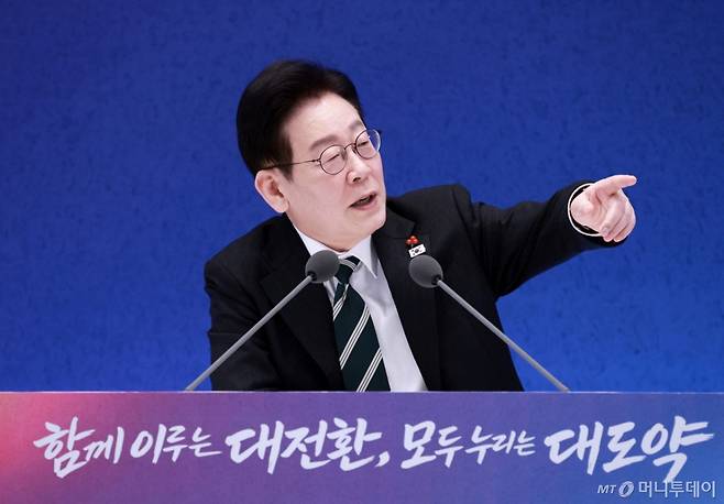 이재명 대통령이 21일 청와대 영빈관에서 열린 2026년 신년 기자회견에서 출입기자 질문을 받고 있다./사진=머니투데이 DB