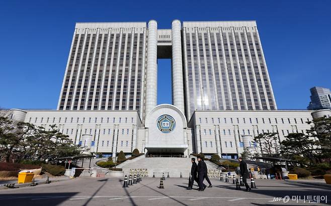 22일 전체 판사회의가 열릴 서울 서초구 중앙지방법원·고등법원 청사.   내란전담재판부 설치법 처리가 임박한 가운데 서울고법은 이날 전체 판사회의를 개최하고 대법원의 '내란 전담재판부 설치 예규'와 관련 후속 조치를 논의할 예정이다./사진=뉴스1