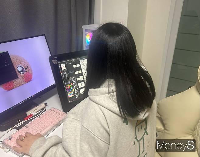 황다정(가명·30)씨는 최근 이사 과정에서 집을 고르는 일이 선택이 아니라 포기의 문제가 됐다고 느꼈다. 사진은 집에서 작업을 하고 있는 황씨의 모습. /사진=고현솔 기자