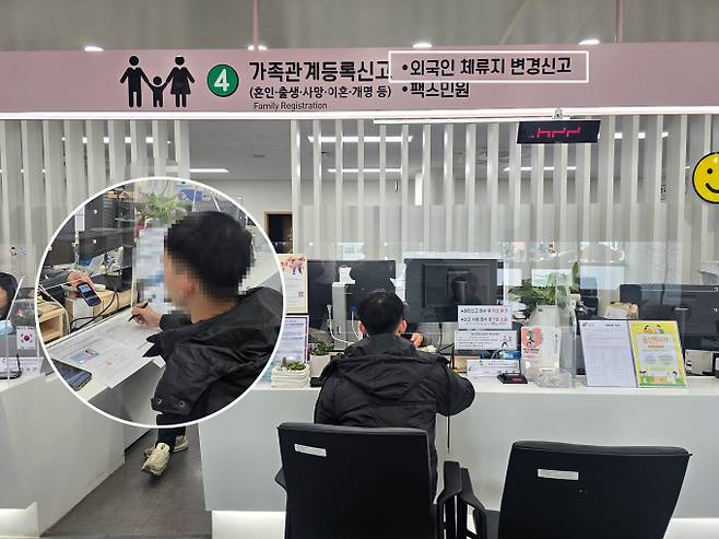 여주시청 민원토지과 민원창구에서 외국인 민원을 위한 인공지능(AI) 통번역기 서비스를 운영하는 모습. /사진제공=여주시