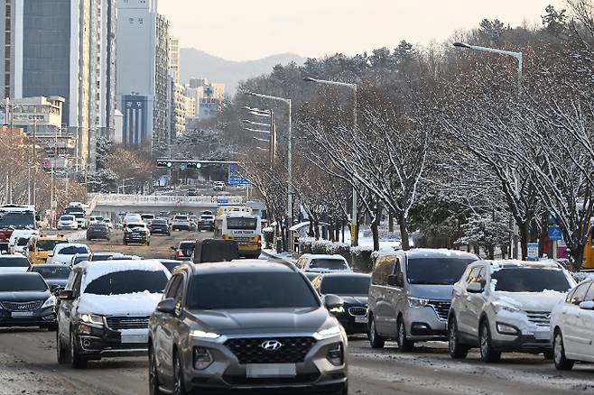 지난해 손해보험사 자동차보험 손해율은 87.0%로 2020년 이후 최고치를 기록했다. 사진은 광주 서구 풍암동 월드컵경기장 사거리 차량들 모습. /사진=뉴시스