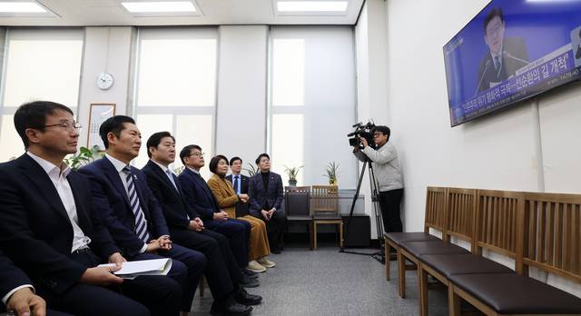 회견 시청하는 민주 지도부  : 정청래(왼쪽 두 번째) 대표, 한병도(왼쪽) 원내대표 등 더불어민주당 지도부가 21일 오전 국회에서 이재명 대통령 신년 기자회견을 시청하고 있다.  곽성호 기자