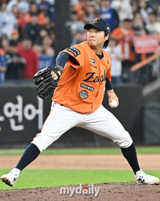 18일 오후 대전광역시 중구 대전 한화생명볼파크에서 진행된 '2025 프로야구 KBO리그 포스트시즌' 플레이오프(PO) 1차전 한화이글스와 삼성라이온즈의 경기. 한화 김범수가 역투하고 있다./마이데일리