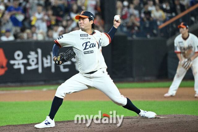 29일 대전 한화생명 볼파크 야구장에서 열린 '2025 신한 SOL BANK KBO리그' LG 트윈스와 한화 이글스 경기. 한화 김범수가 6회초 교체되 마운드에 올라 힘차게 투구하고 있다./마이데일리