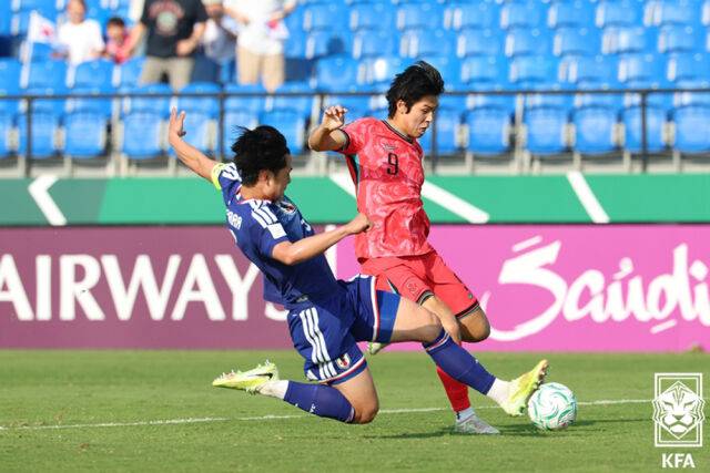 김태원(오른쪽)이 20일 일본과 경기에서 슈팅하고 있다. /대한축구협회 제공
