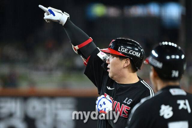 31일 대전 한화생명 볼파크 야구장에서 열린 '2025 신한 SOL 뱅크 KBO 한국시리즈 5차전' LG 트윈스와 한화 이글스 경기. LG 김현수가 1회초 1사 1루에 선제 1타점 적시타를 친 후 기뻐하고 있다./마이데일리