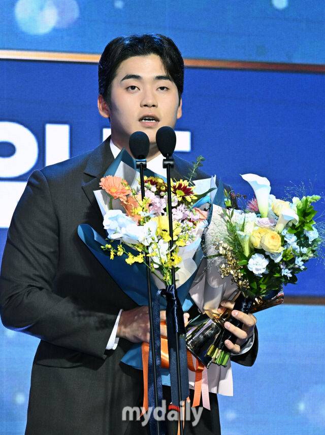 KT박영현이 24일 오후 서울 잠실 롯데호텔 월드에서 진행된 '2025 KBO 시상식'에서 세이브상을 수상하고 있다. 'KBO 시상식'은 퓨처스리그 투·타 개인 부문별 1위 선수 시상을 시작으로 KBO 리그 투·타 개인 부문별 1위 선수, KBO 심판상, 각 포지션별 KBO 수비상, 신인상 및 MVP 시상으로 진행된다./마이데일리