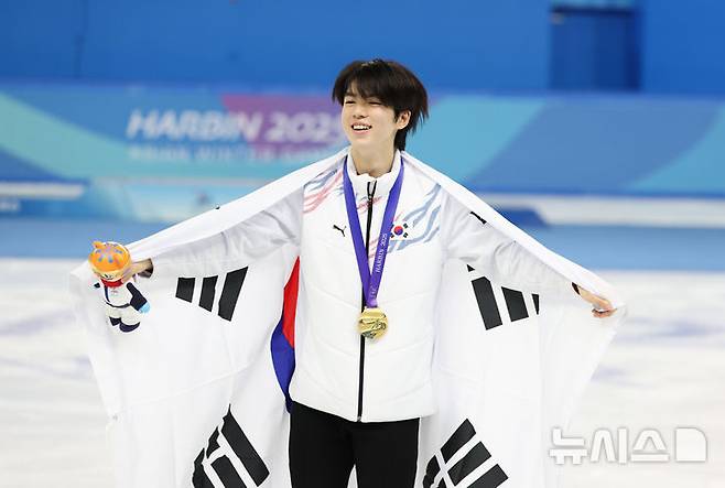 [하얼빈(중국)=뉴시스] 김선웅 기자 = 13일(현지 시간) 중국 하얼빈 헤이룽장 빙상훈련센터에서 열린 2025 하얼빈 동계 아시안게임 피겨스케이팅 남자 싱글 시상식에서 차준환이 금메달을 수상하고 기뻐하고 있다. 2025.02.13. mangusta@newsis.com