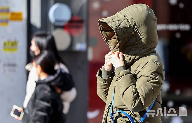 [대구=뉴시스] 이무열 기자 = 24절기 중 마지막 절기 대한(大寒)인 20일 대구 중구 동성로에서 두꺼운 옷차림을 한 시민이 이동하고 있다. 2026.01.20. lmy@newsis.com