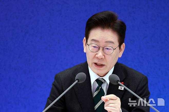 [서울=뉴시스] 고범준 기자 = 이재명 대통령이 21일 청와대 영빈관에서 열린 2026년 신년 기자회견에서 발언하고 있다. 2026.01.21. bjko@newsis.com
